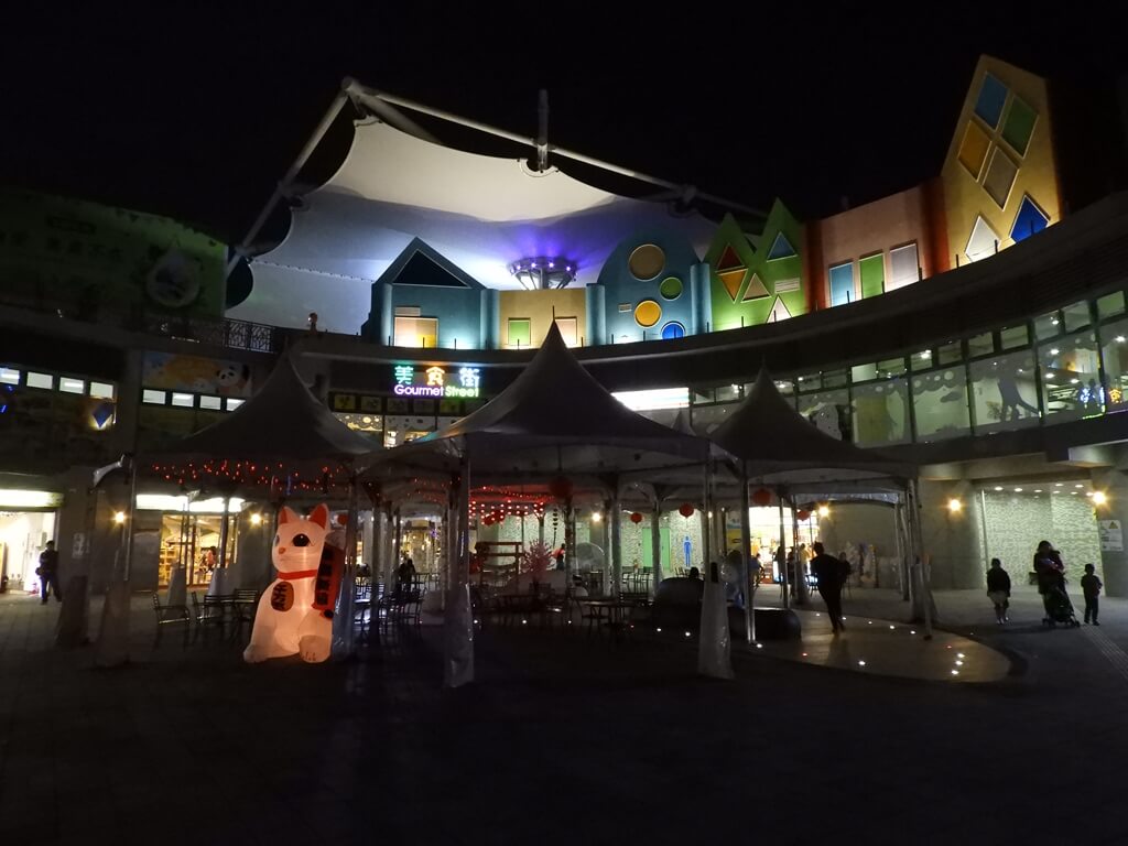 臺北市兒童新樂園的圖片：夜晚的遊客服務中心廣場