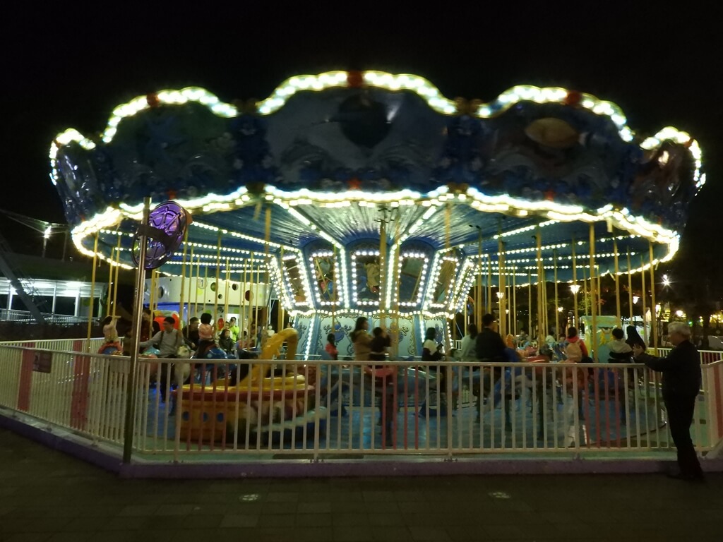 臺北市兒童新樂園的圖片：夜晚的海洋總動員旋轉木馬