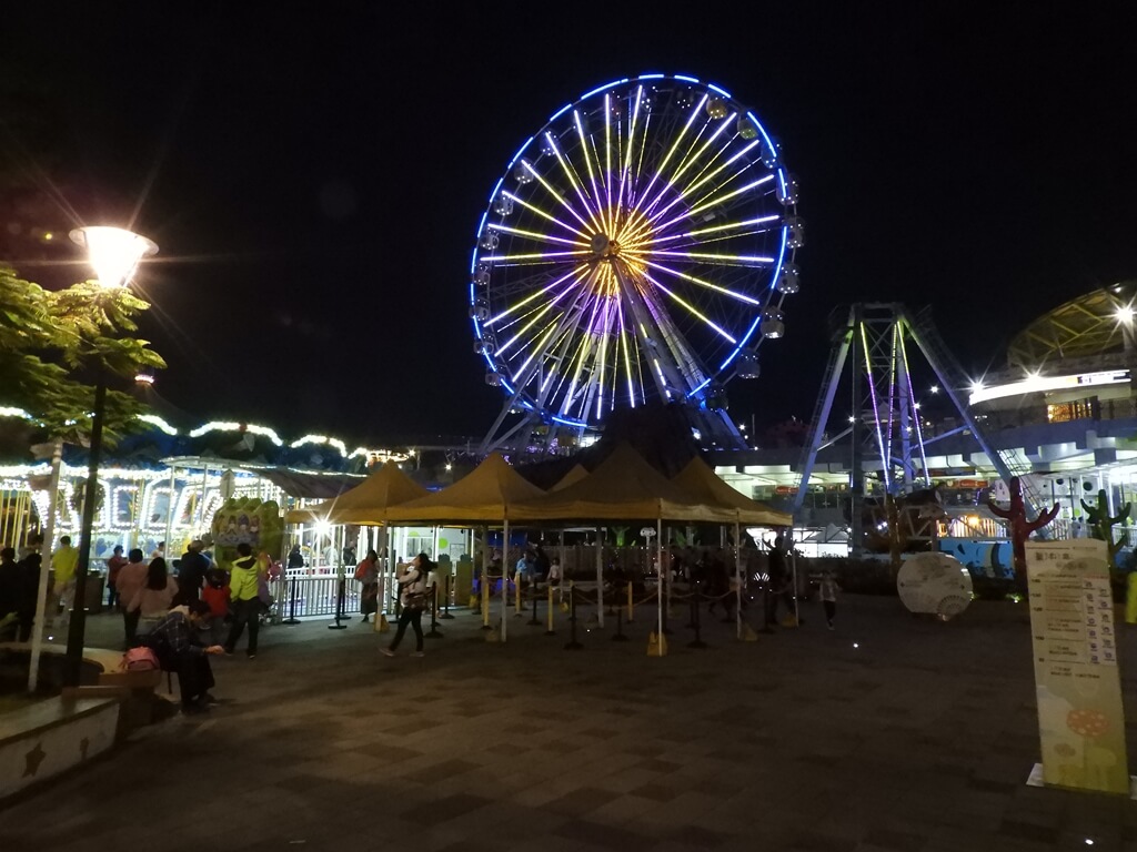 臺北市兒童新樂園的圖片：夜晚的旋轉木馬排隊區及摩天輪
