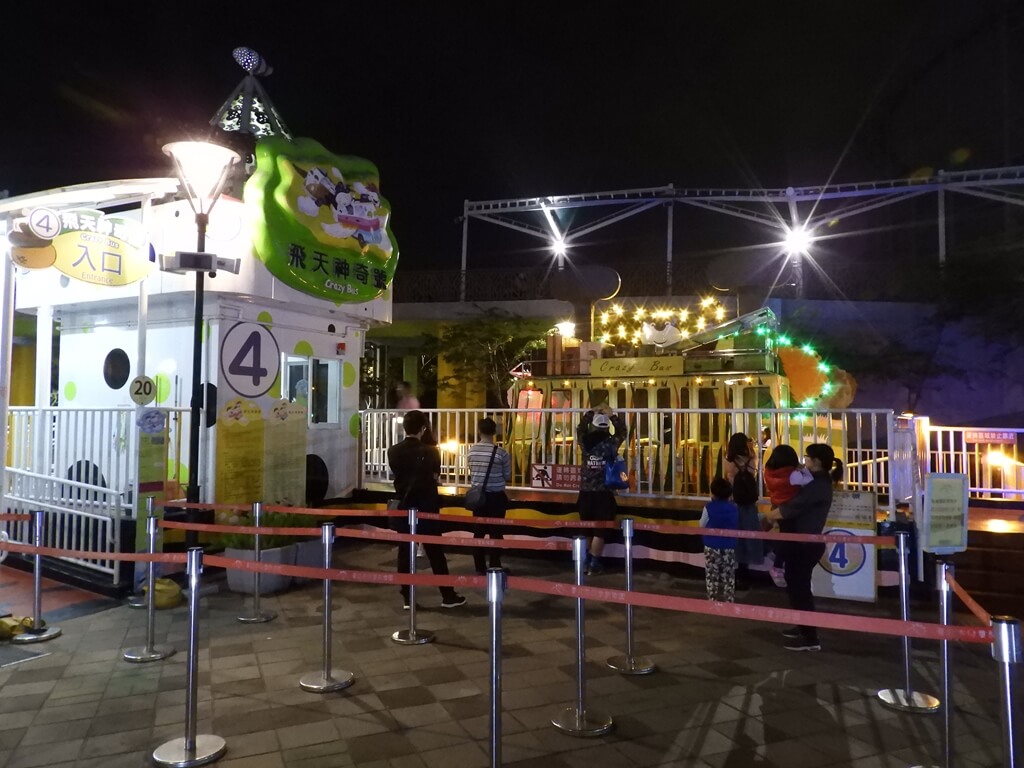 臺北市兒童新樂園的圖片：夜晚的飛天神奇號