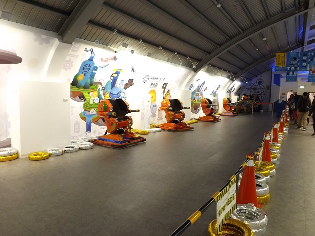 祥儀機器人夢工廠的圖片：未來館四架可坐人的機器人