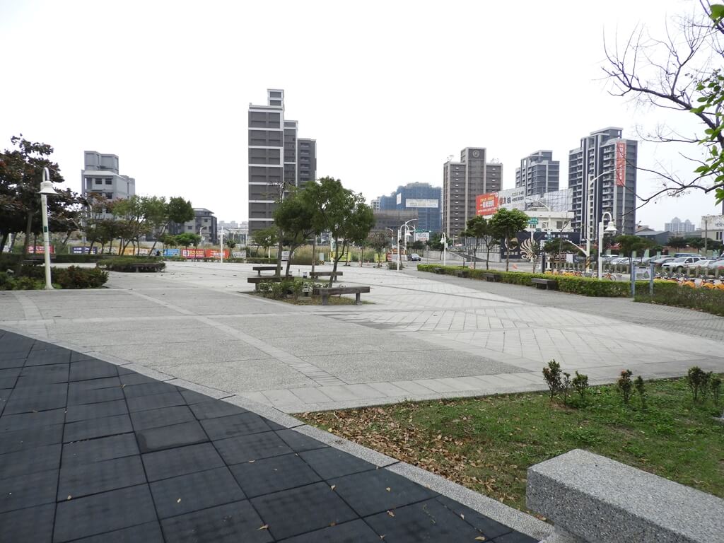 桃園風禾公園的圖片：文中二路旁的公園入口廣場