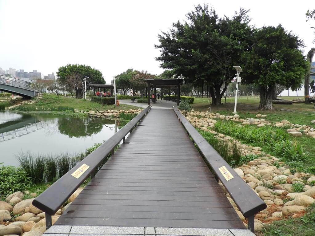 桃園風禾公園的圖片：生態水池上的木棧橋