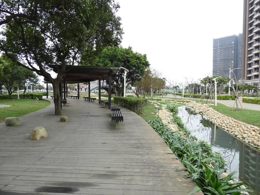 桃園風禾公園的圖片：木棧步道及生態水池（溫州一路旁）