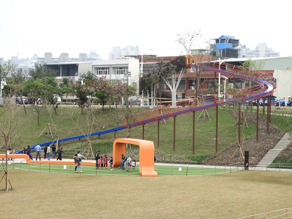 桃園風禾公園的圖片：超長滾輪溜滑梯及兒童鞦韆