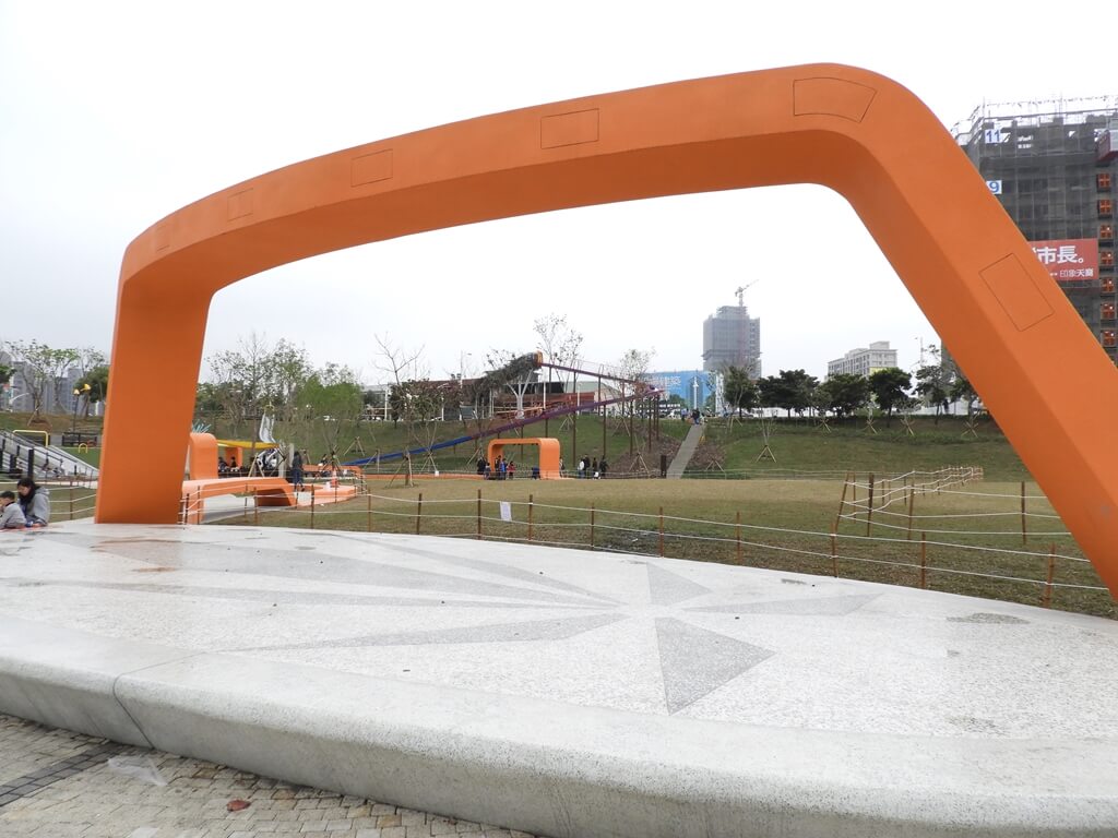 桃園風禾公園的圖片：橘色環帶造型與磨石平台