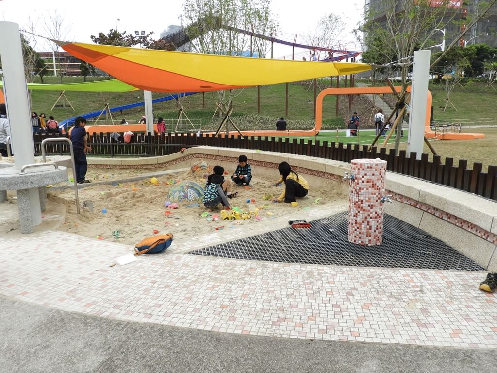 桃園風禾公園的圖片：有趣的兒童沙坑區