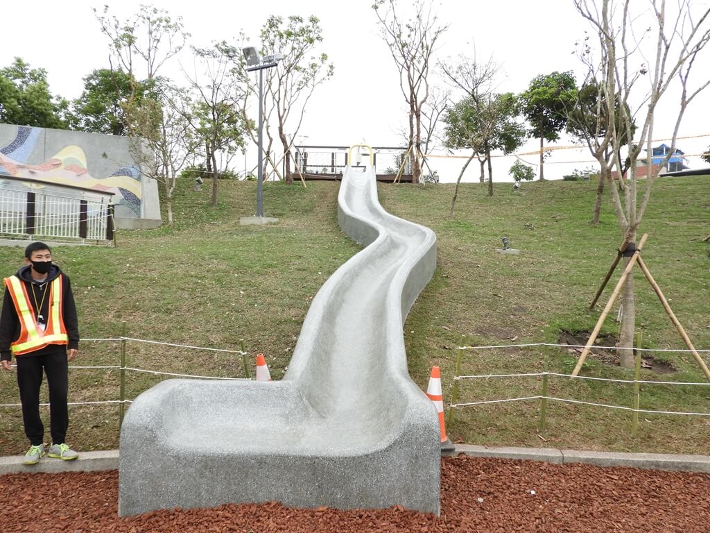 桃園風禾公園的圖片：單獨一條磨石子溜滑梯