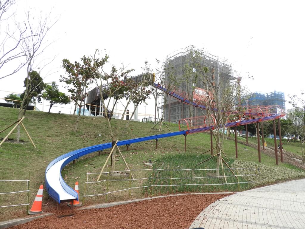 桃園風禾公園的圖片：利用滯洪池高低落差所打造的滾輪溜滑梯