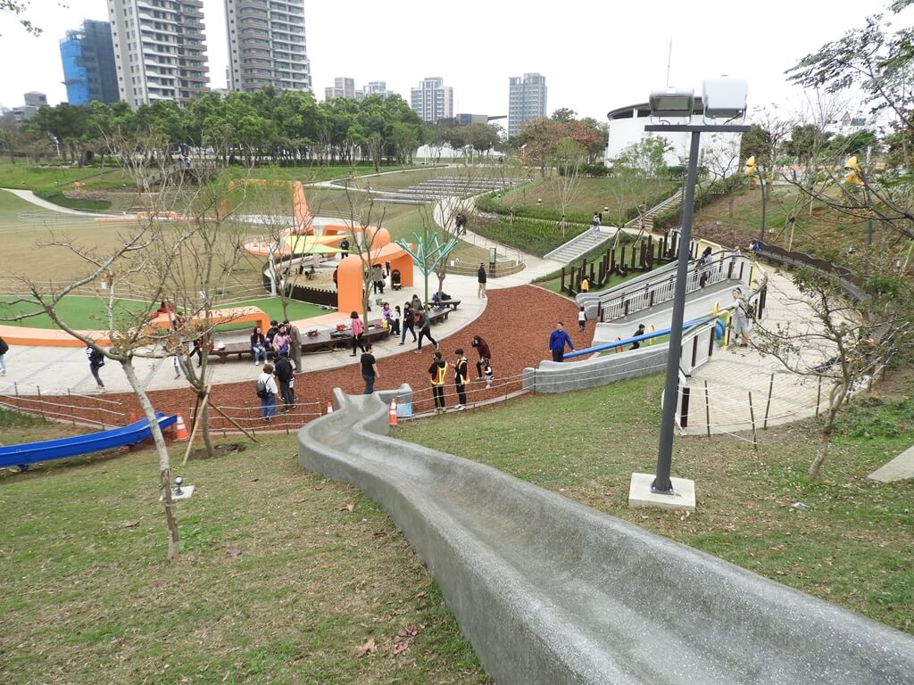 桃園風禾公園的圖片：蜿蜒磨石滑梯向下