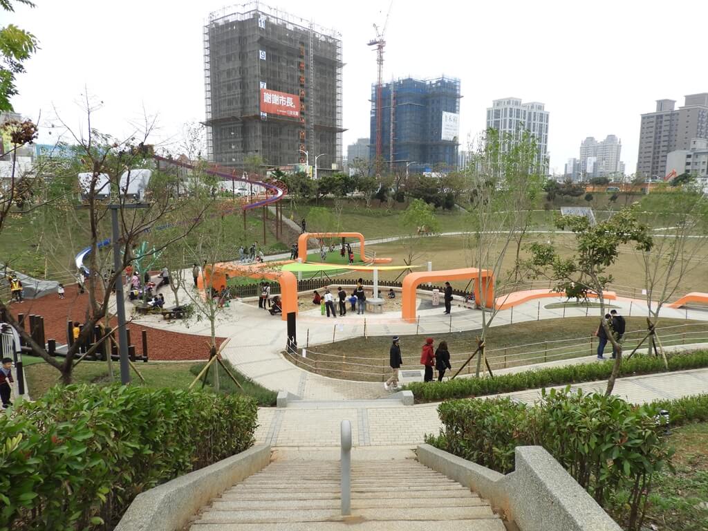桃園風禾公園的圖片：通往兒童遊戲區的階梯