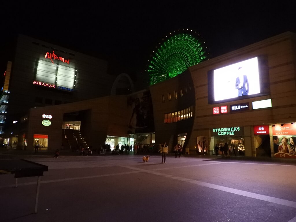 美麗華百樂園的圖片：晚上的美麗華前廣場