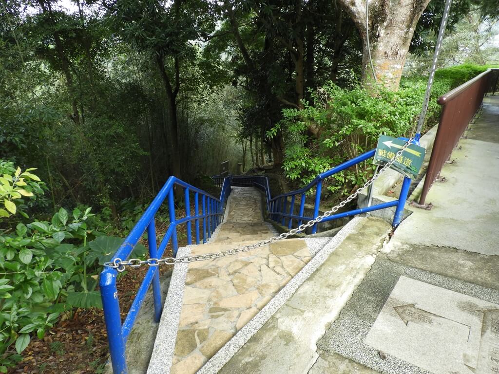角板山風景區的圖片：角板山行館旁的戰備隧道階梯（封起來）