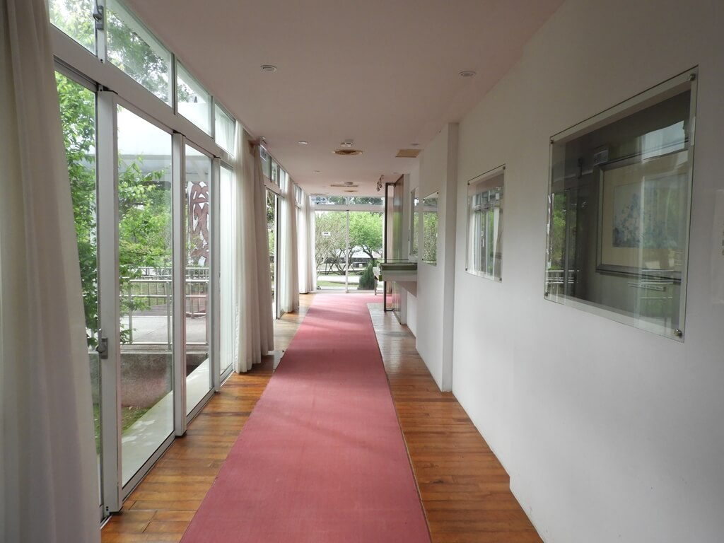 角板山風景區的圖片：木造地板中央鋪著紅布條