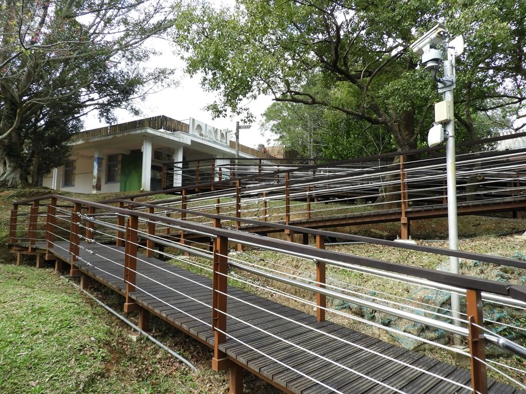 角板山風景區的圖片：無障礙木棧道向上看去的樟腦文化展覽館