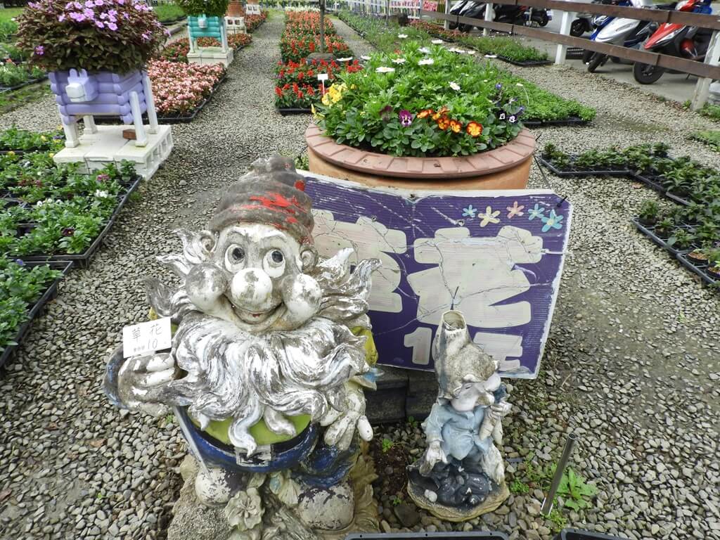 天御花園的圖片：大鬍子人偶，手上拿著草花10元價格表