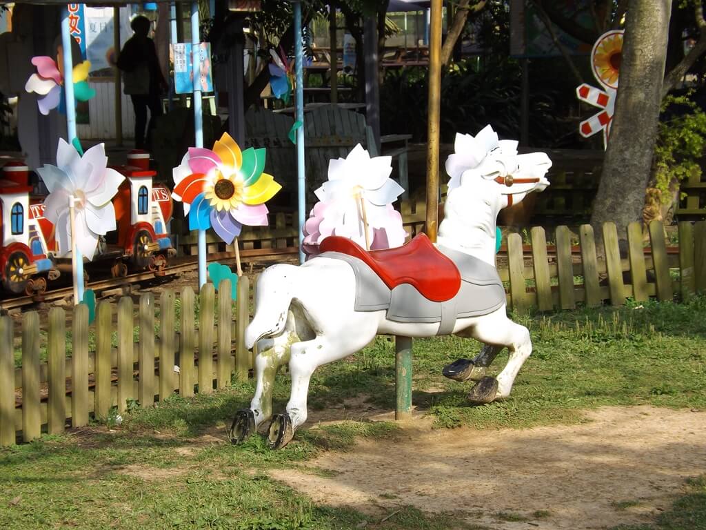 向陽農場的圖片：可騎上去拍照的白馬