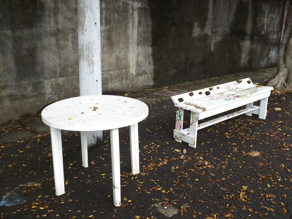 憲光二村的圖片：樹下彩繪白色桌椅