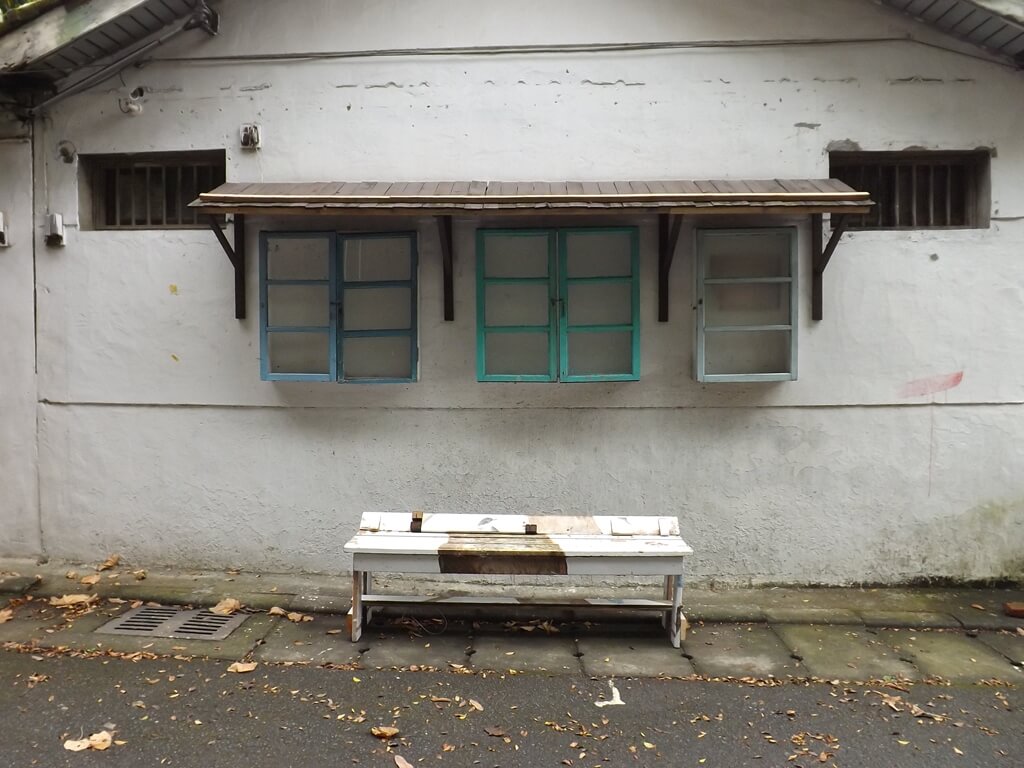 憲光二村的圖片：三個木窗框