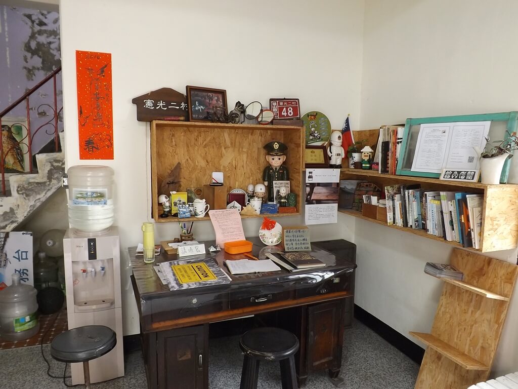 憲光二村的圖片：憲光二村駐地工作站內擺設（辦公桌及書櫃）