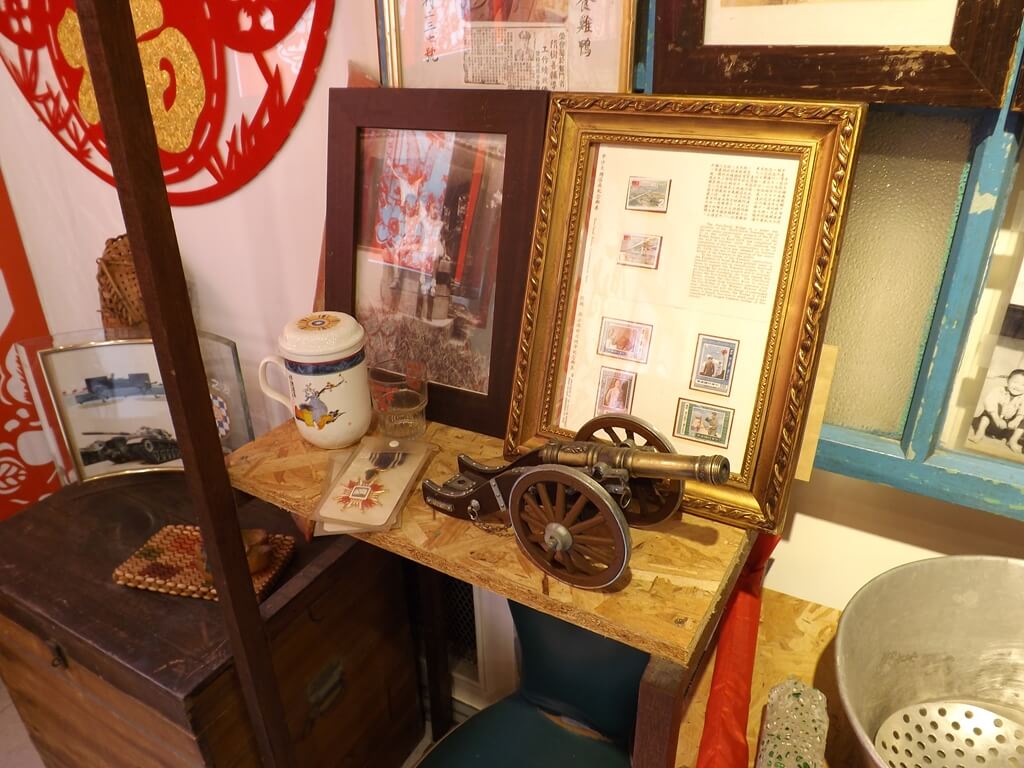 龜山眷村故事館的圖片：老照片、郵票、砲車模型