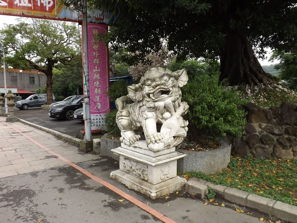 壽山巖觀音寺的圖片：一尊白色石獅子