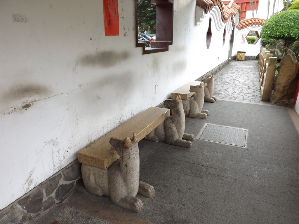 壽山巖觀音寺的圖片：狗身石椅