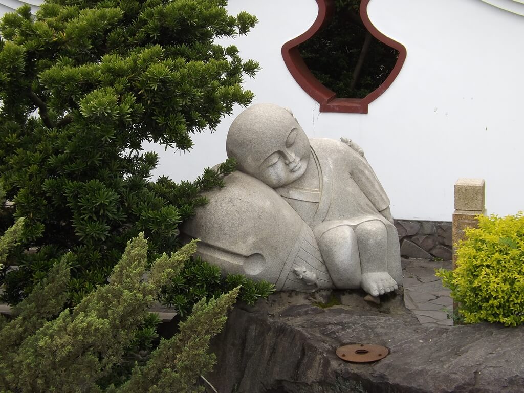 壽山巖觀音寺的圖片：小和尚躺在鯨魚上石雕