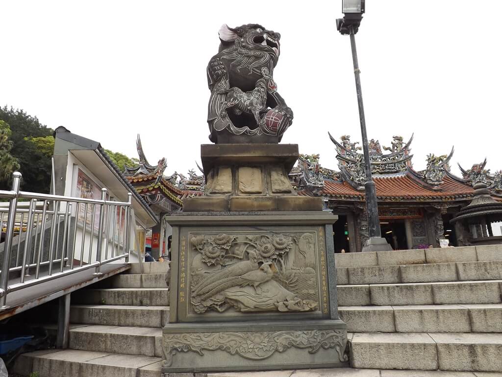壽山巖觀音寺的圖片：廣場前石階上的石獅子