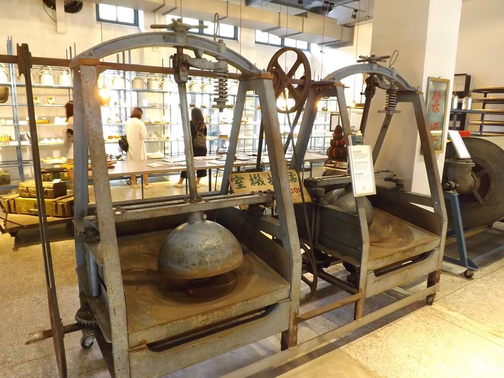 大溪老茶廠的圖片：兩架望月揉捻機展示品