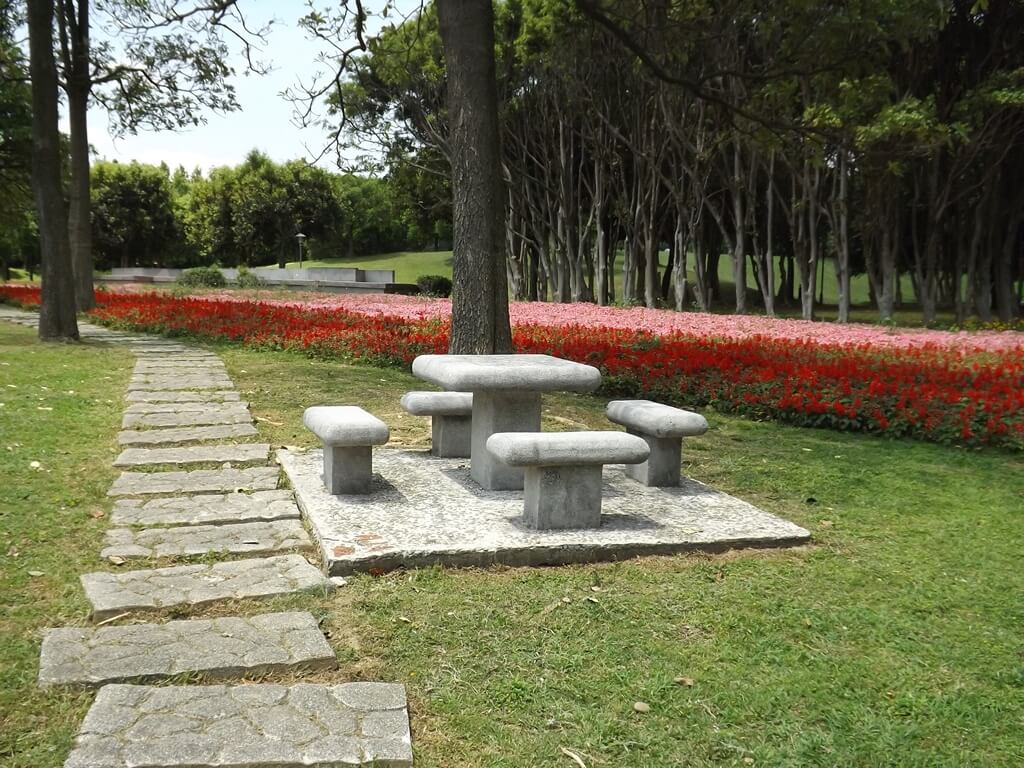 大溪埔頂公園的圖片：草地上的石頭桌椅組
