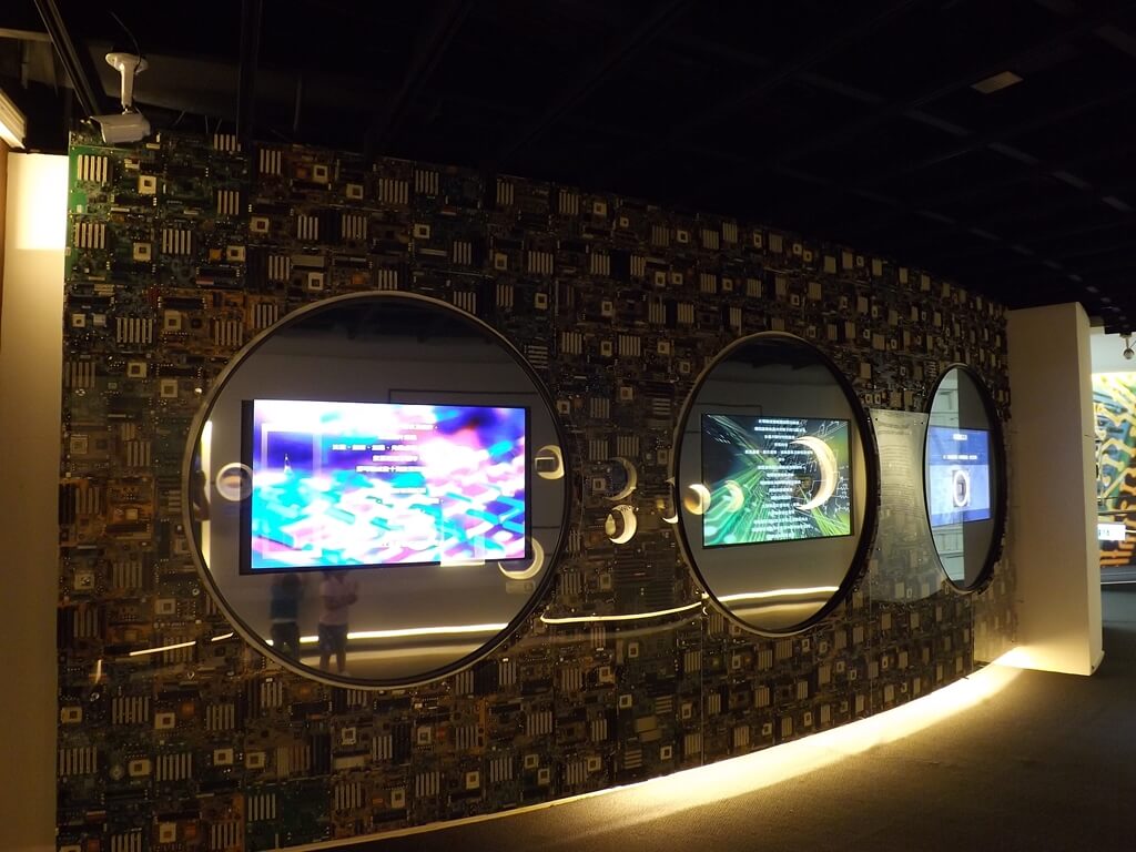台塑企業文物館的圖片：主機板組合而成的牆面