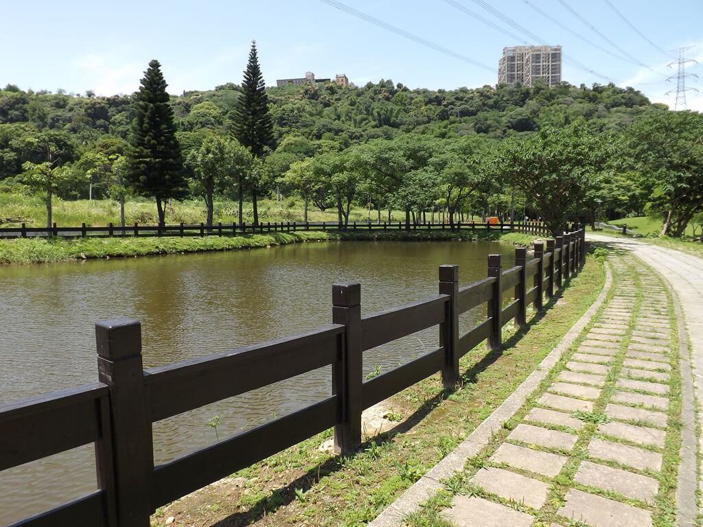 大溪河濱公園的圖片：環湖步道及欄杆