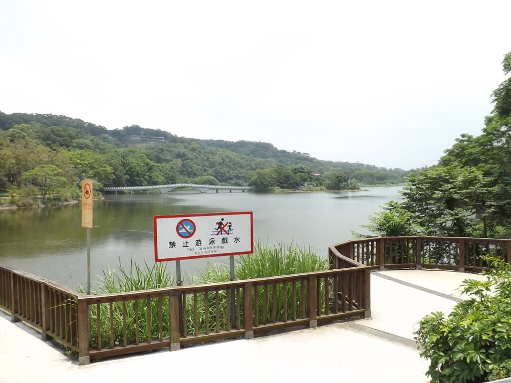 新竹青草湖的圖片：環湖步道旁的禁止游泳戲水標語