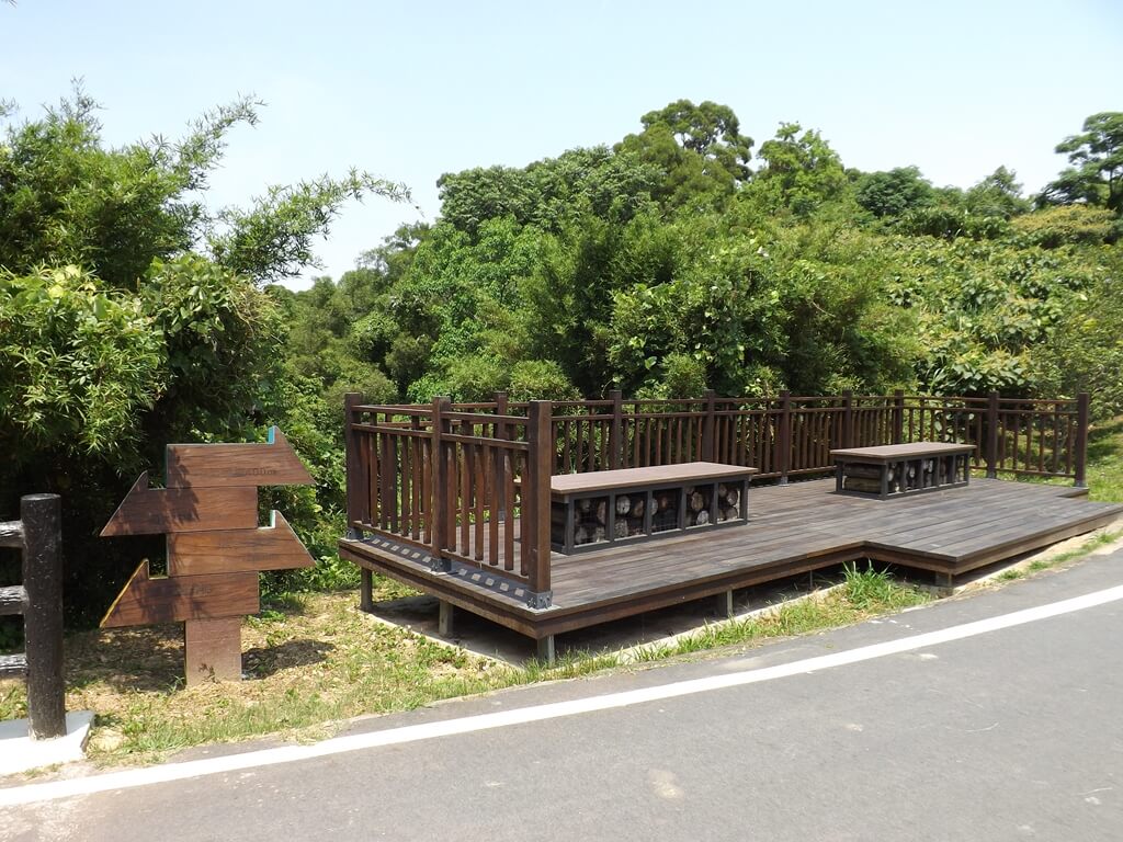 新竹青青草原的圖片：路標及木棧休息區