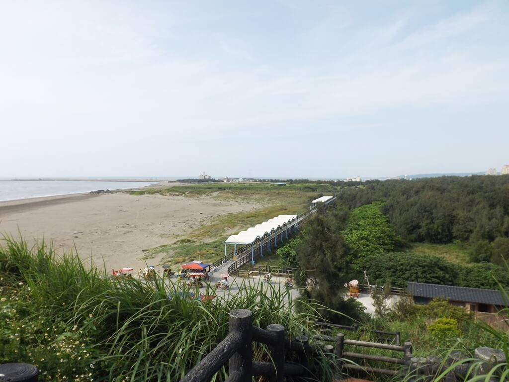 新竹海天一線看海區的圖片：從看海公園看沙灘及波浪遮陽板