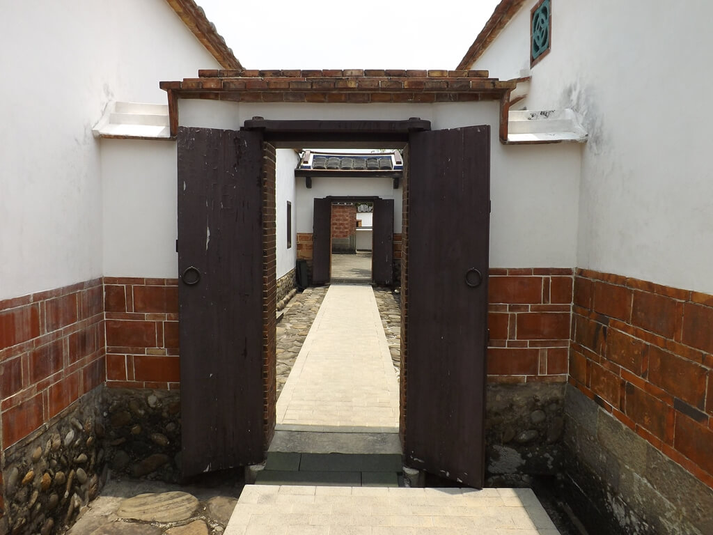 李騰芳古宅的圖片：側邊通道及兩扇木門