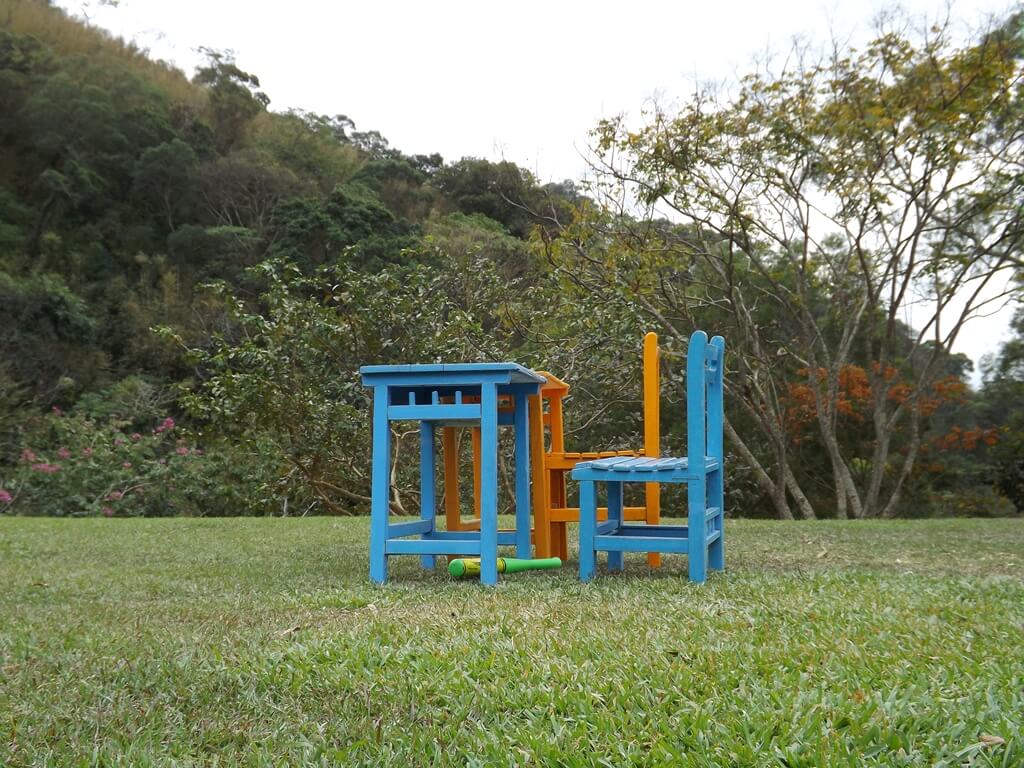 心鮮森林（已歇業）的圖片：草地上的繽紛小學生課桌椅