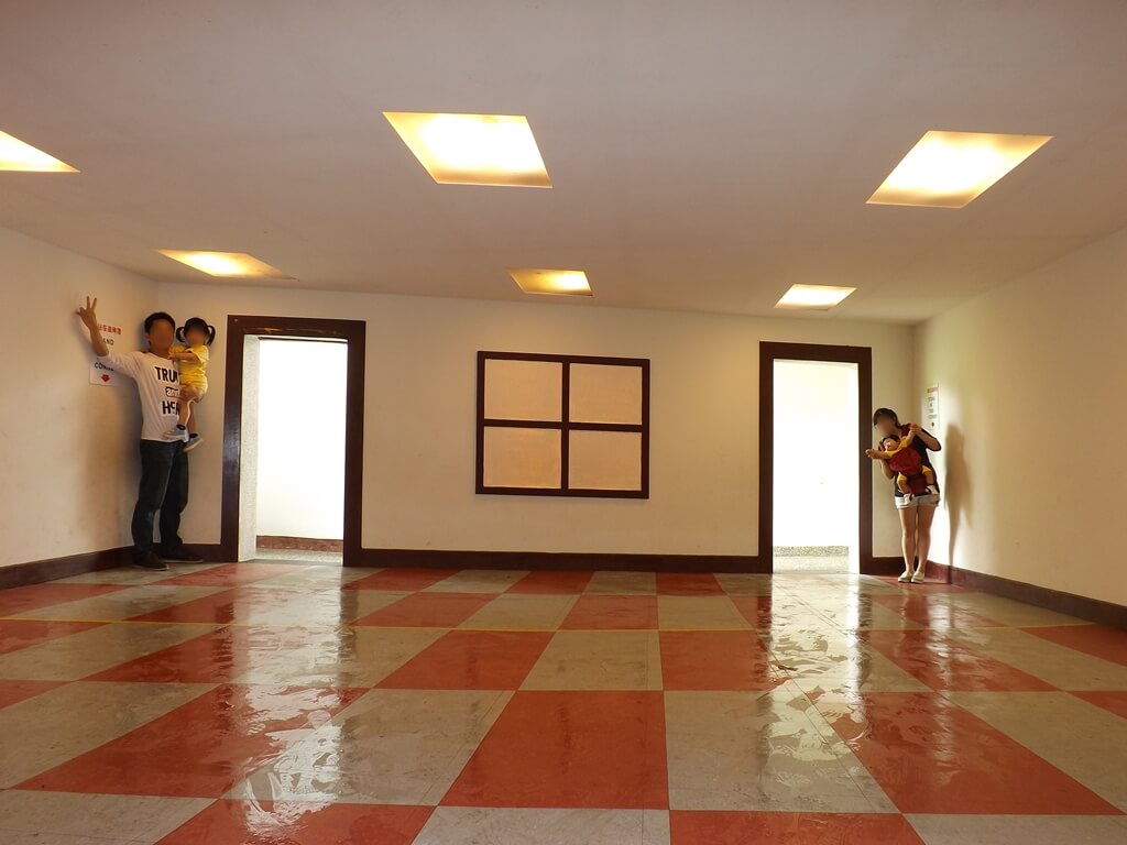 小叮噹科學主題樂園的圖片：改變身高視覺效果的屋子
