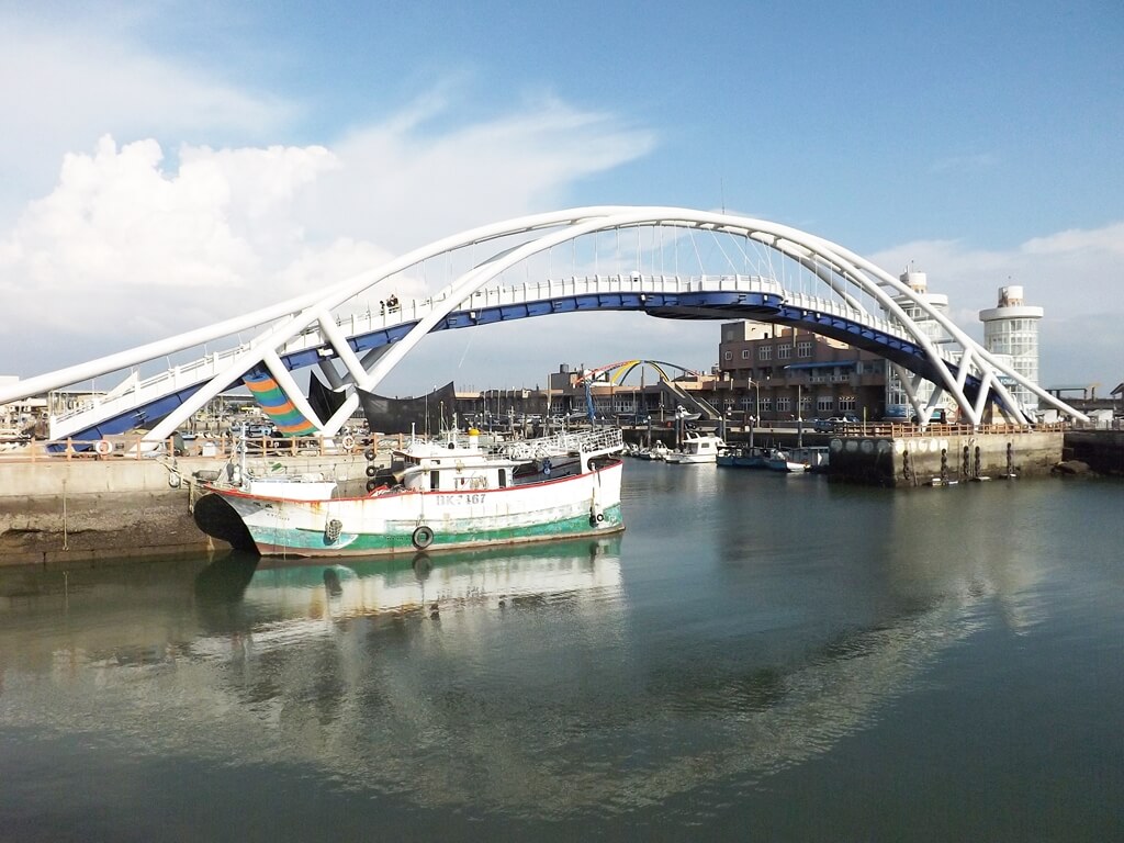 永安漁港的圖片：永安觀海橋及漁船