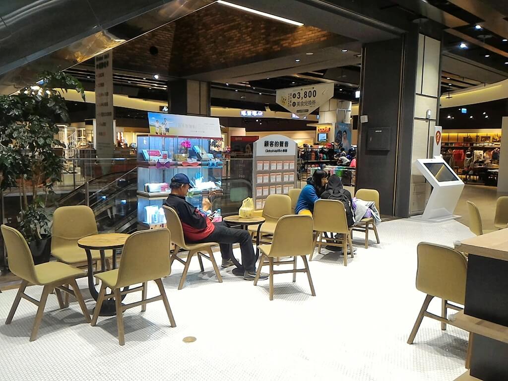 GlobalMall 環球購物中心桃園 A8的圖片：1F 服務台旁的休息區