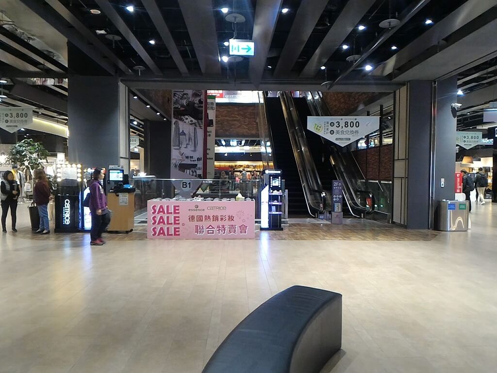 GlobalMall 環球購物中心桃園 A8的圖片：1F 中央手扶梯