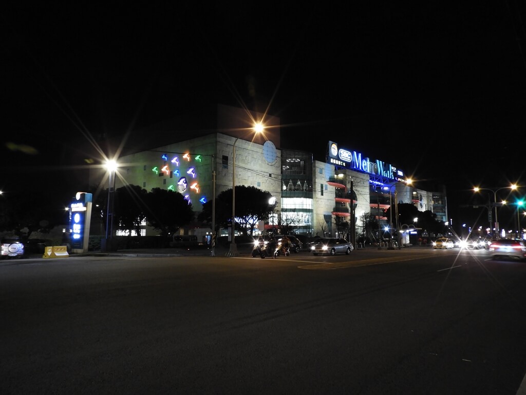 大江購物中心 MetroWalk的圖片：夜晚的大江購物中心相當美