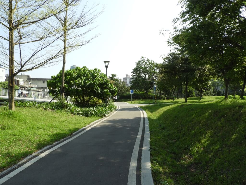 平鎮新勢公園的圖片：新勢公園旁的老街溪步道（123660513）