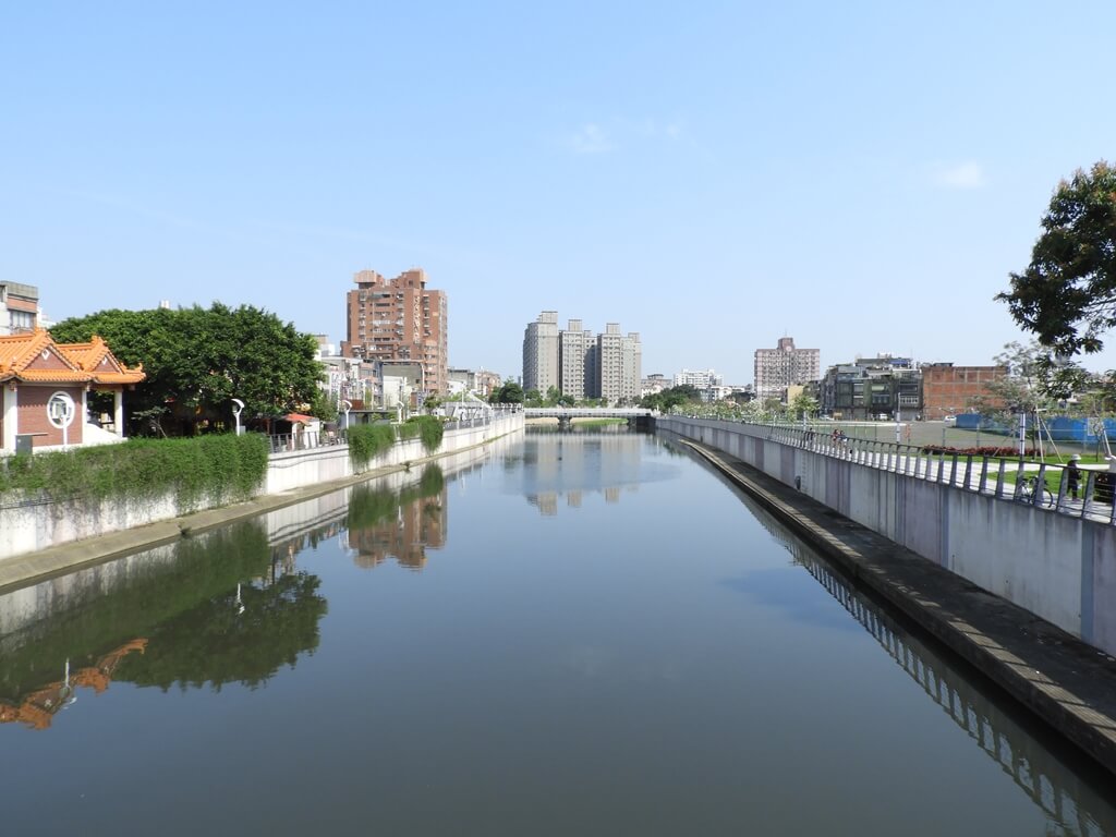 老街溪河岸公園的圖片：興南堰的寬闊水域