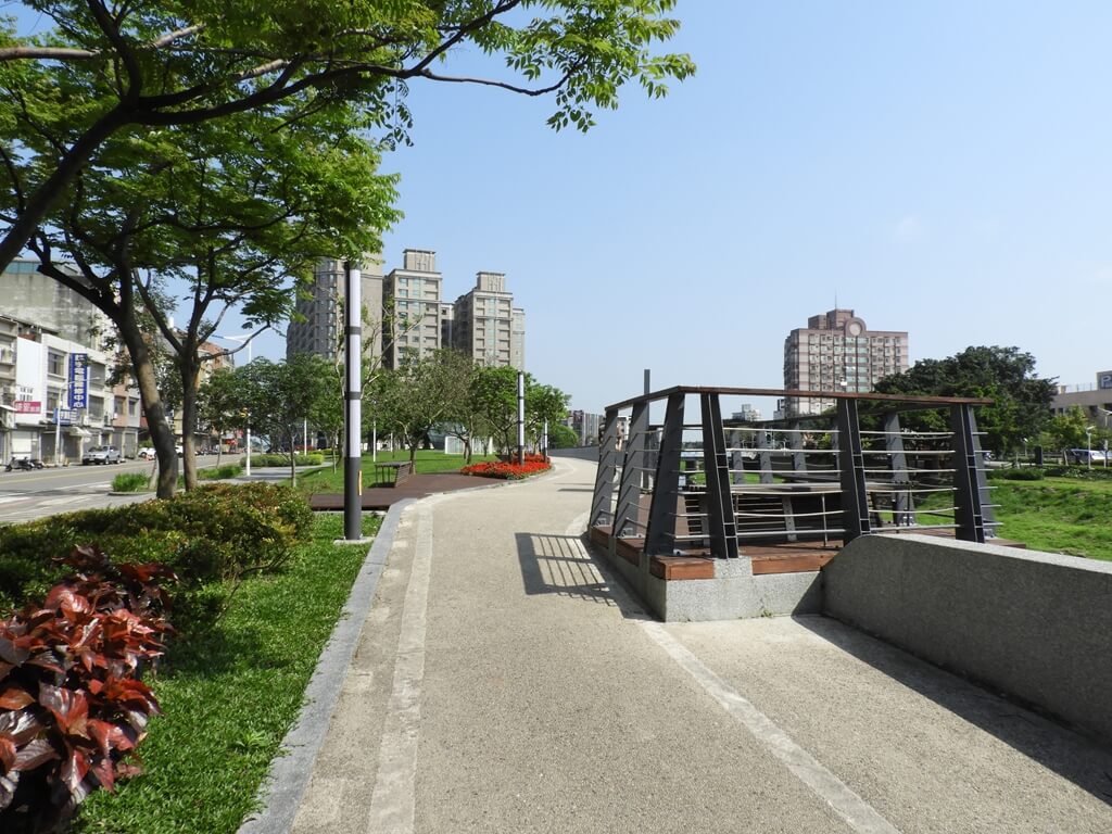 老街溪河岸公園的圖片：老街溪開蓋紀念廣場旁的河岸步道