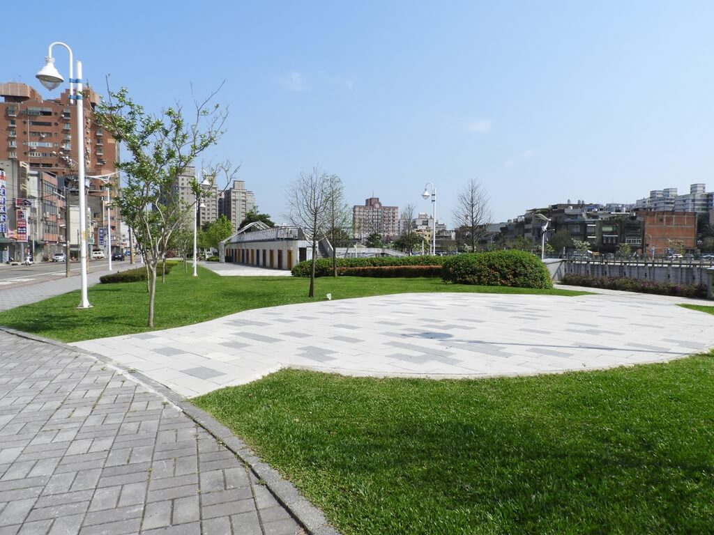 老街溪開蓋紀念廣場的圖片：平坦的開蓋紀念廣場及草皮