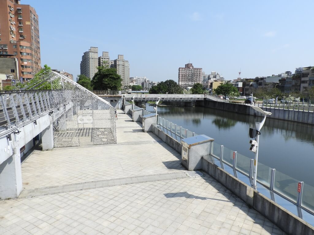 老街溪開蓋紀念廣場的圖片：在高台上眺望興南堰水域