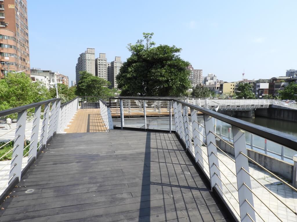 老街溪開蓋紀念廣場的圖片：木棧步道（123660557）