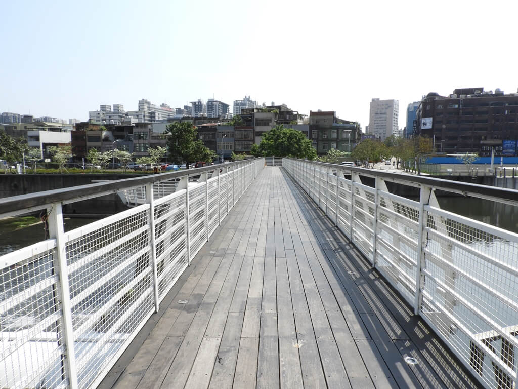 老街溪開蓋紀念廣場的圖片：興南堰水壩上的木棧步道